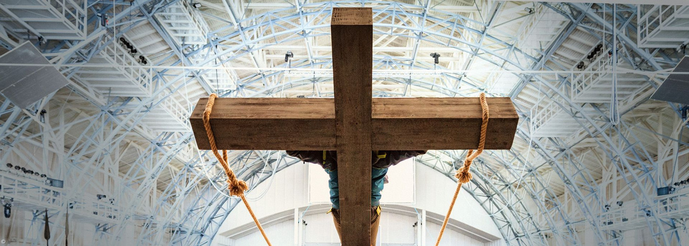 Kreuz wird hochgestemmt