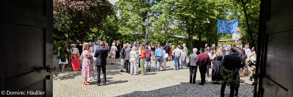 Familien bei der Konfirmation vor der Kirche