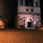 Kirche mit Beleuchtung im Dunkeln