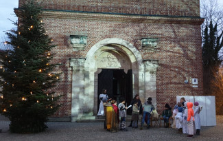 Krippenspielprobe vor der Kirche