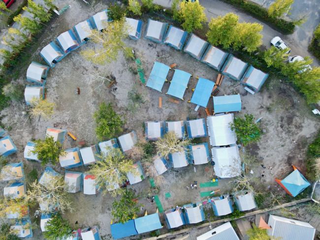 Luftbild vom Zeltcamp in Südfrankreich