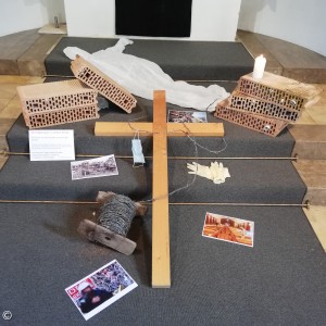 Holzkreuz im Altarraum